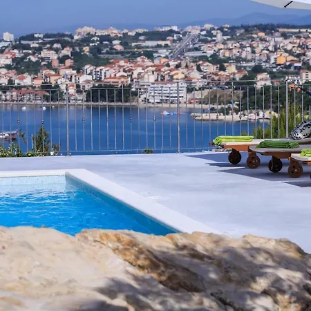 Poolside Oasis Podstrana