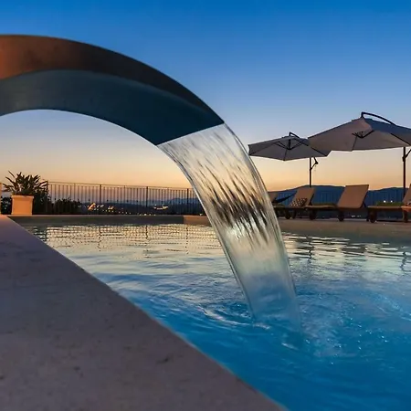 Villa Poolside Oasis *