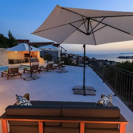 Villa Poolside Oasis *