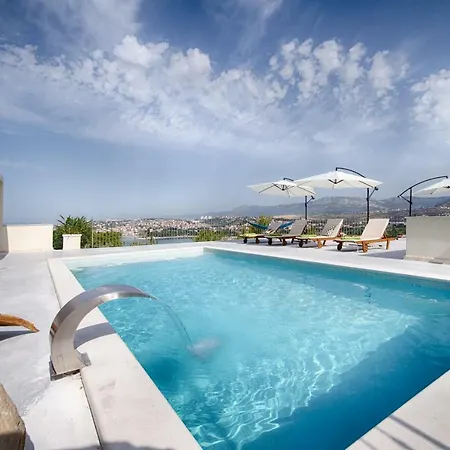 Poolside Oasis *