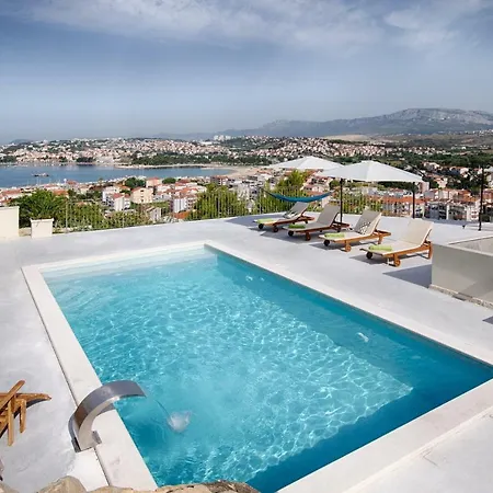 Villa Poolside Oasis *