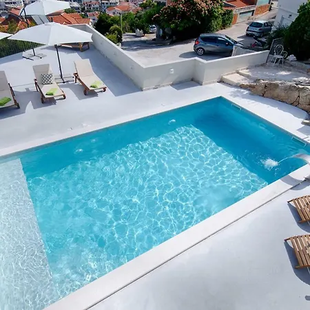 Villa Poolside Oasis